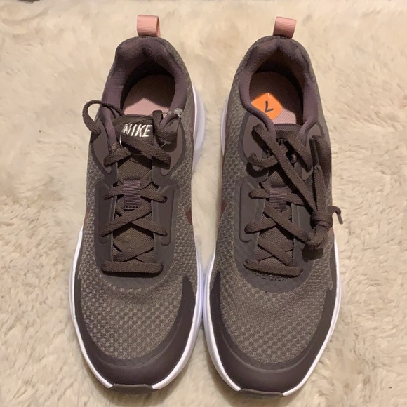 Nike - Picture 3 of 6